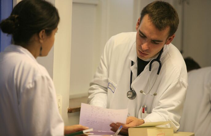 The phlebologist will prescribe the treatment of varicose veins and recommend preventive measures